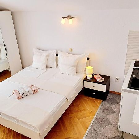 Studio Apartments Regina Bol Bagian luar foto