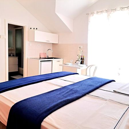 Studio Apartments Regina Bol Bagian luar foto