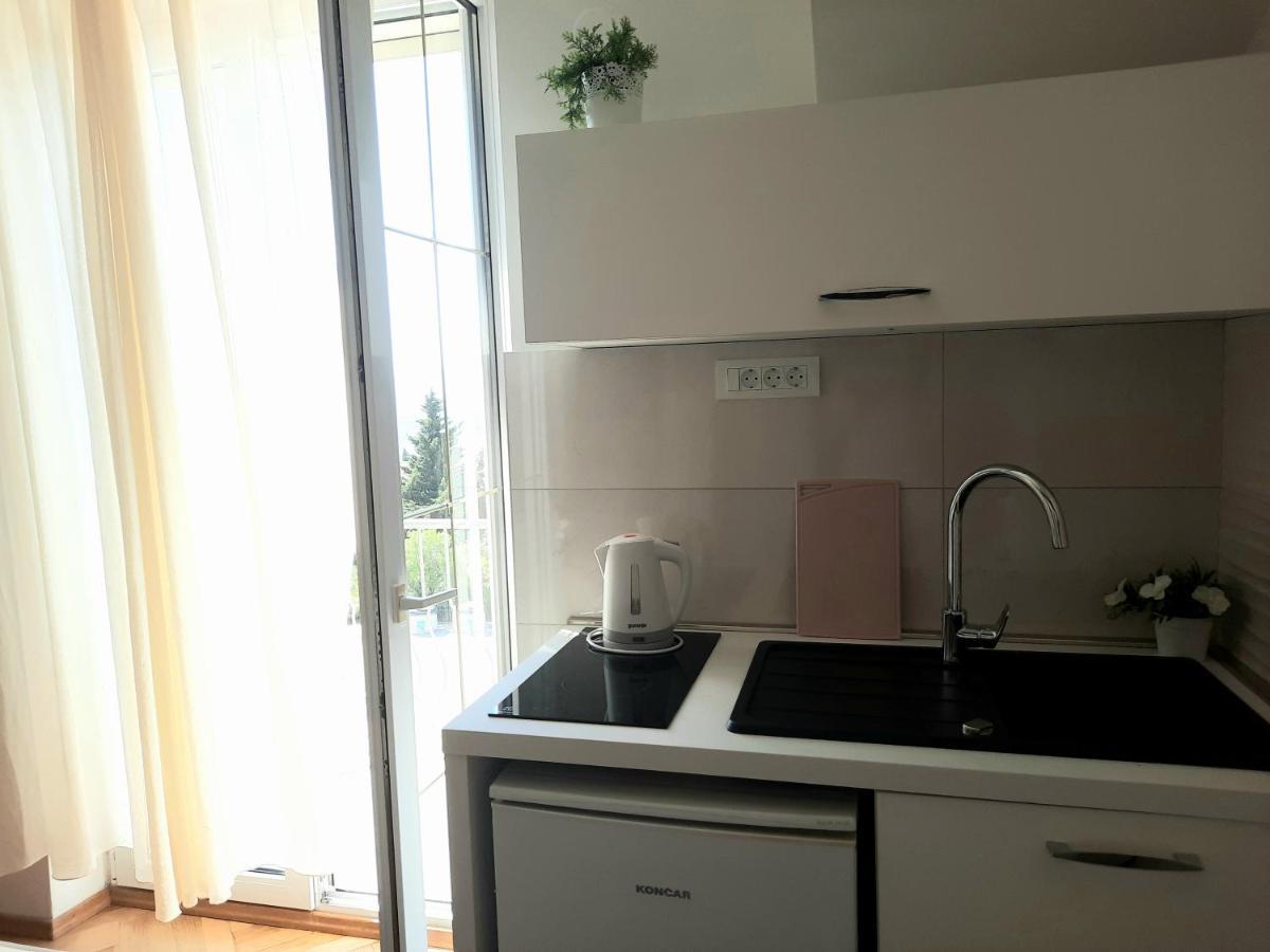Studio Apartments Regina Bol Bagian luar foto