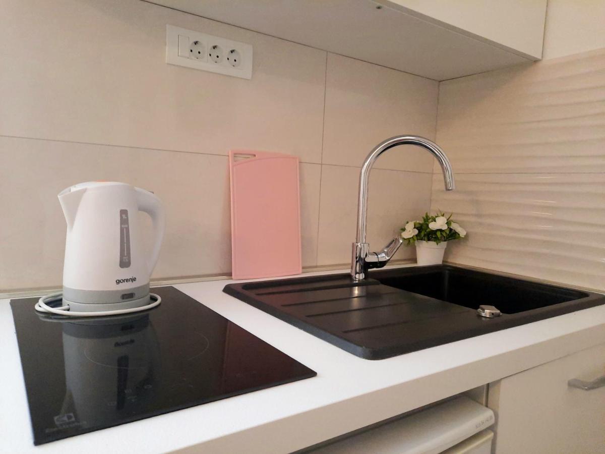 Studio Apartments Regina Bol Bagian luar foto