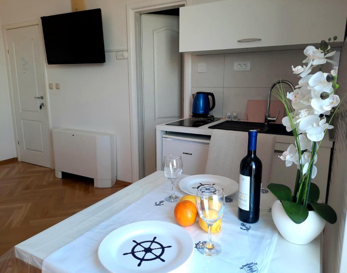 Studio Apartments Regina Bol Bagian luar foto