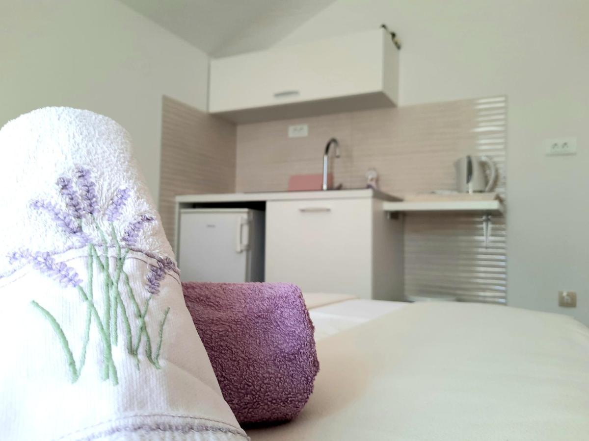 Studio Apartments Regina Bol Bagian luar foto