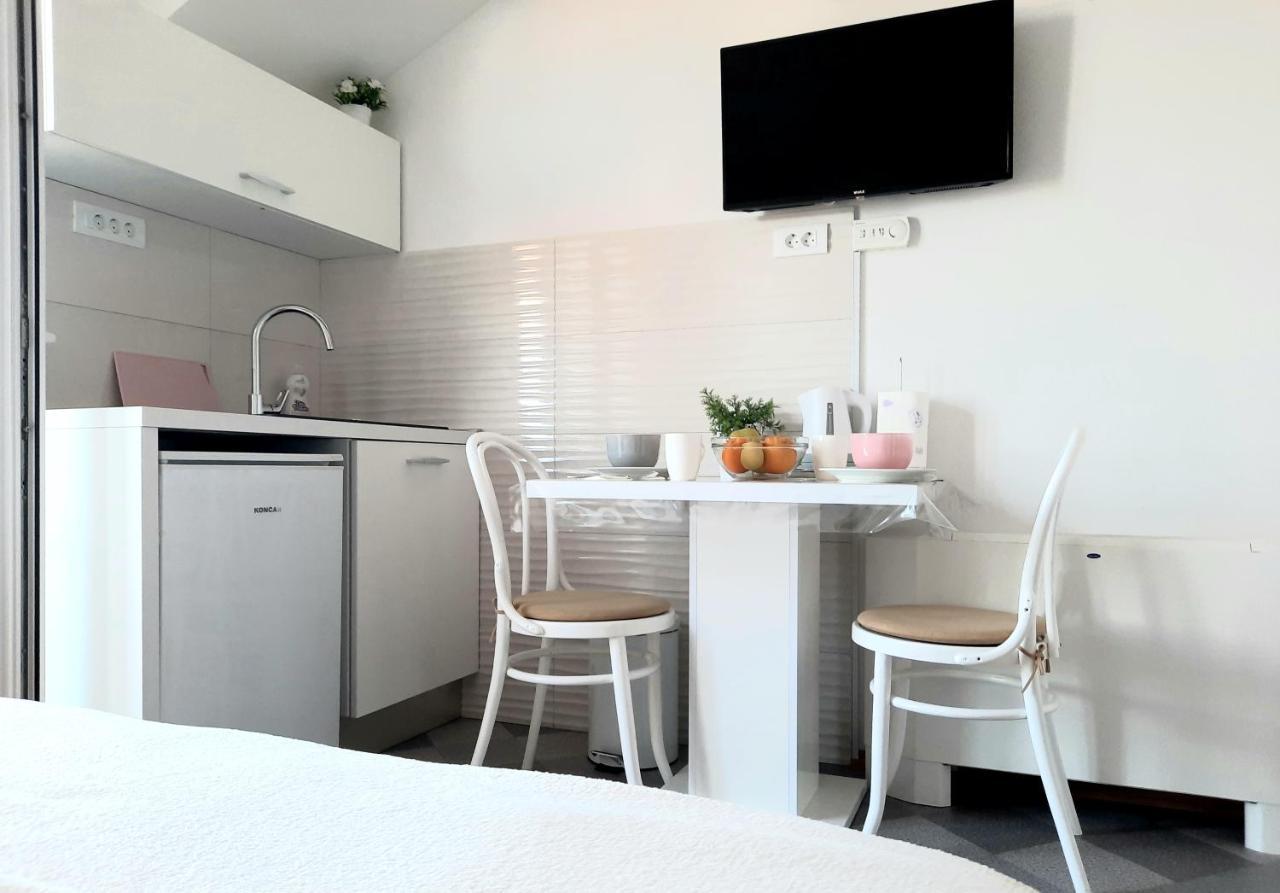 Studio Apartments Regina Bol Bagian luar foto