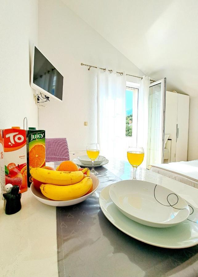 Studio Apartments Regina Bol Bagian luar foto