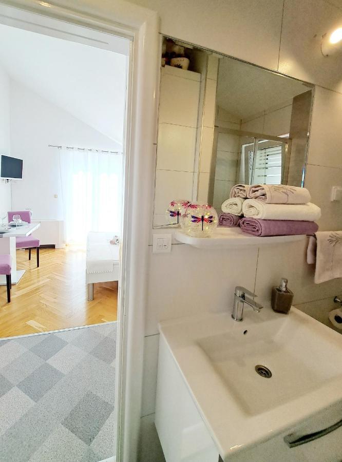 Studio Apartments Regina Bol Bagian luar foto