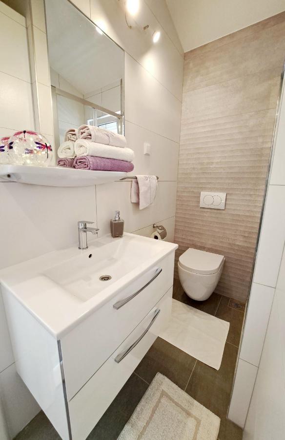 Studio Apartments Regina Bol Bagian luar foto