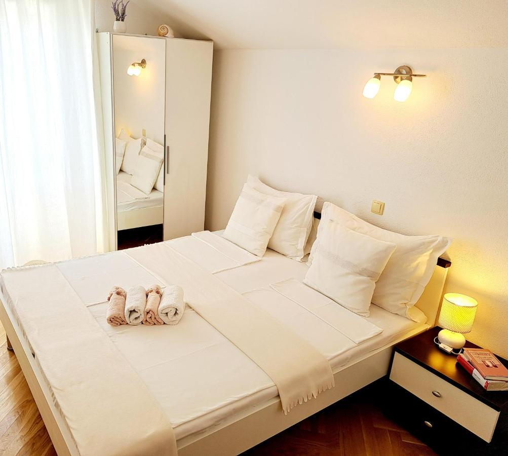 Studio Apartments Regina Bol Bagian luar foto