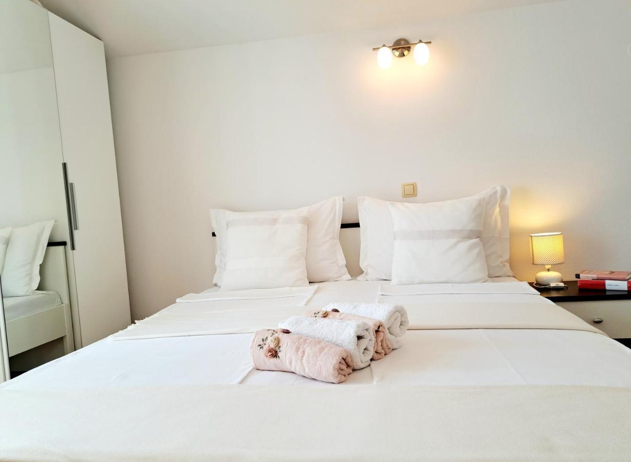 Studio Apartments Regina Bol Bagian luar foto
