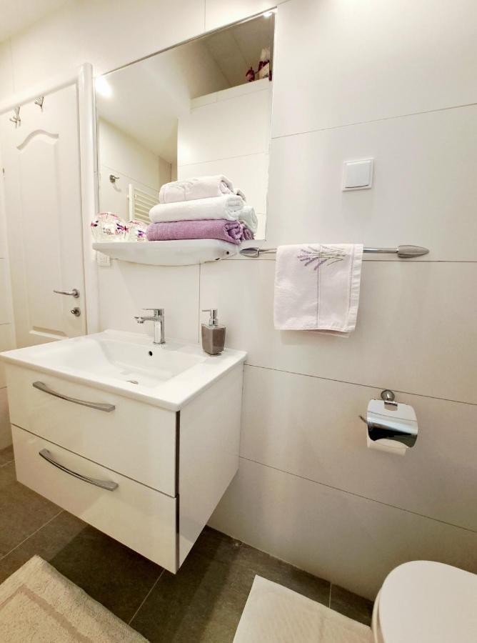 Studio Apartments Regina Bol Bagian luar foto