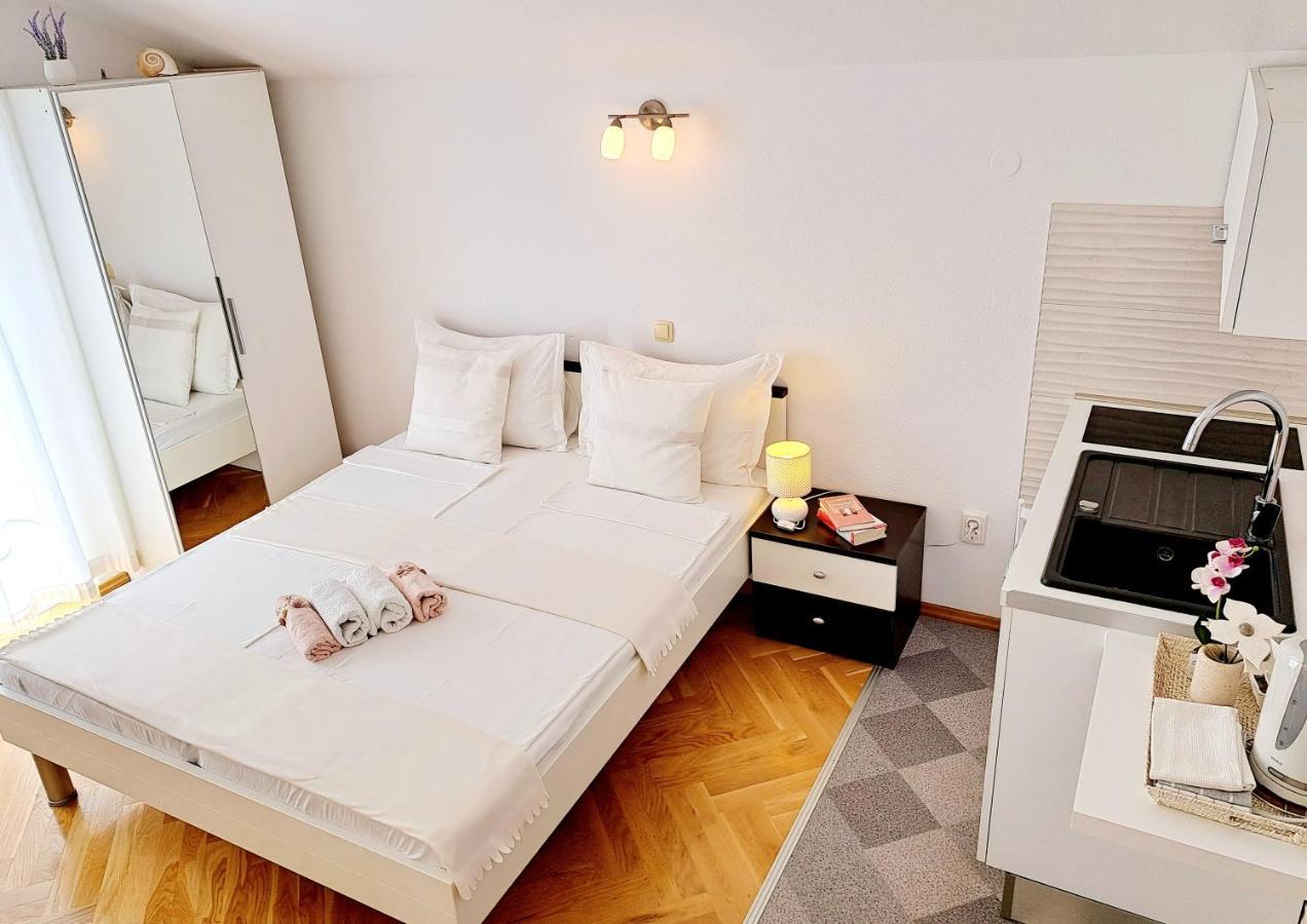 Studio Apartments Regina Bol Bagian luar foto