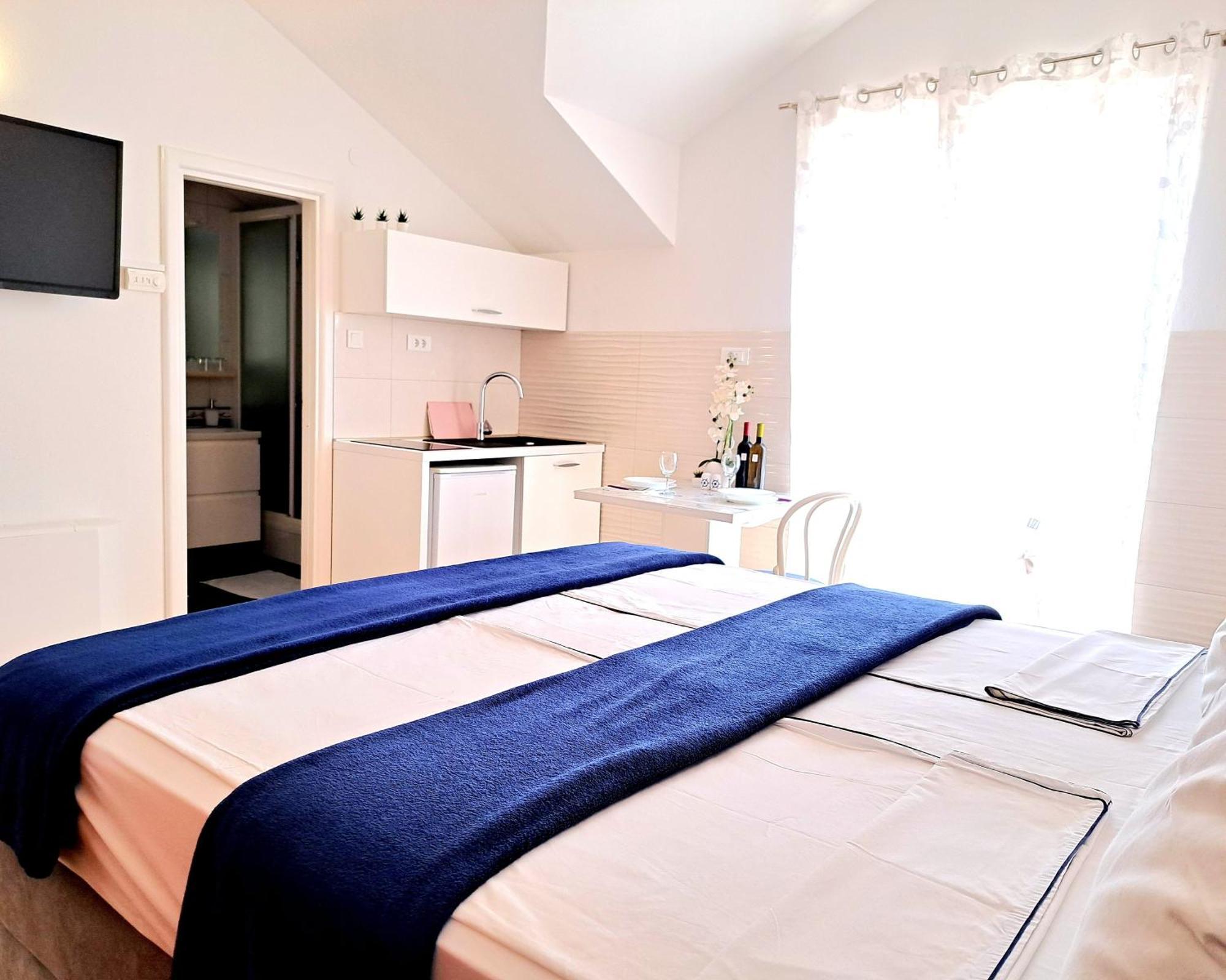 Studio Apartments Regina Bol Bagian luar foto