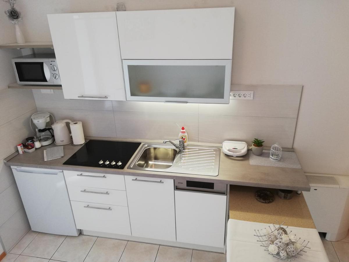 Studio Apartments Regina Bol Bagian luar foto