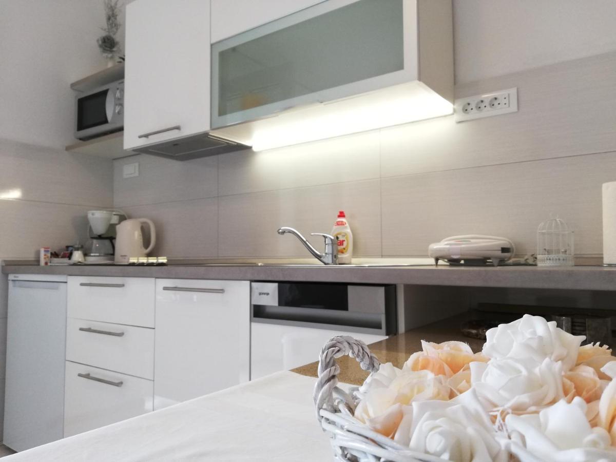 Studio Apartments Regina Bol Bagian luar foto