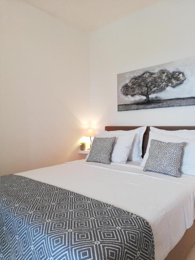 Studio Apartments Regina Bol Bagian luar foto